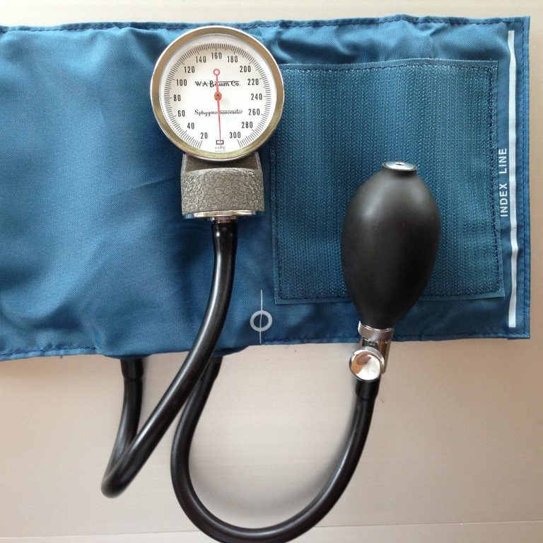 sphygmomanometer, blood pressure, blood pressure cuff-915652.jpg